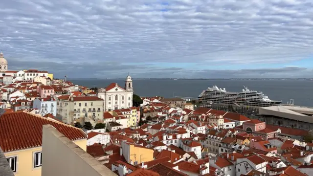 vista de Lisboa, com diversas casas e rio Tejo ao fundo