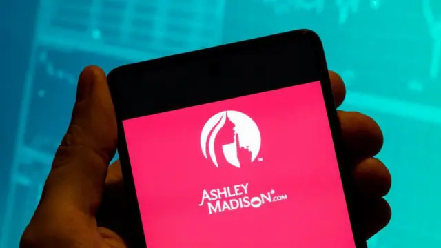Celular com Ashley Madison na tela