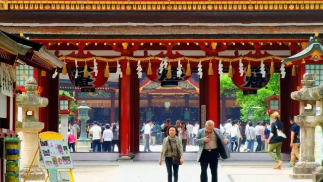 Pessoas saindo de templo no Japão