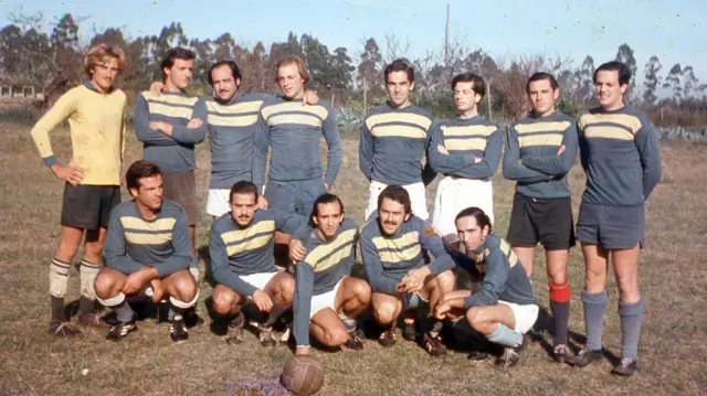 Os jogadores do Loyola Fútbol Club posam para a foto uniformizados e com a bola no centro