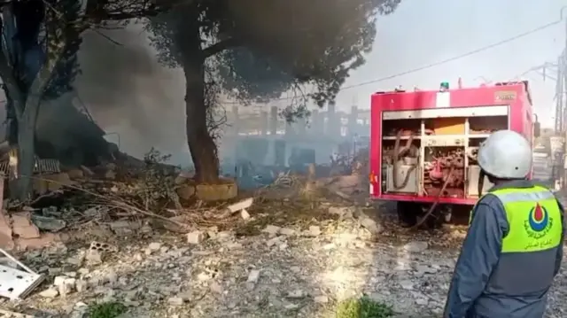 Milad Eid viu duas casas bombardeadas poucos minutos antes de falar à BBC