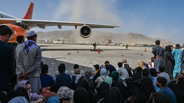 Afegãos esperando para deixar o aeroporto de Cabul em 16 de agosto de 2021