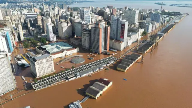 Imagem aérea mostra o centro de Porto Alegre, ao lado do Guaíba