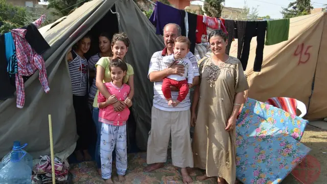 Iraque, outubro de 2014. Família Khalid Matti (2 filhos e 6 filhas), em frente à tenda