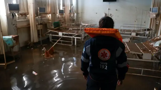 Sala de hospital após inundações em Canoas