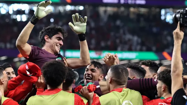 Goleiro marroquino Yassine Bounou é jogado para o alto enquanto o Marrocos comemora sua vitória durante a partida das oitavas de final da Copa do Mundo da FIFA Qatar 2022 entre Marrocos e Espanha