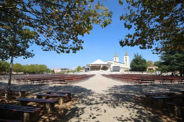 Atrás da igreja, tem um espaço construído para missas campais e outros eventos com peregrinos