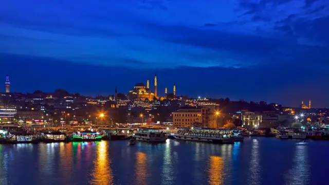 Foto noturna de Istambul a partir da água 