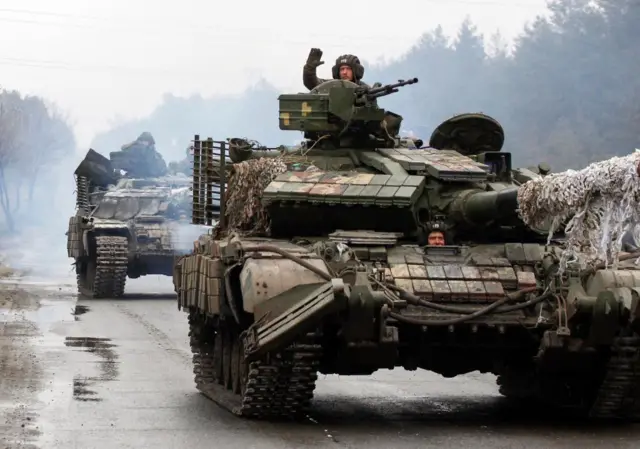 Um tanque de guerra avançando no campo de batalha na Ucrânia