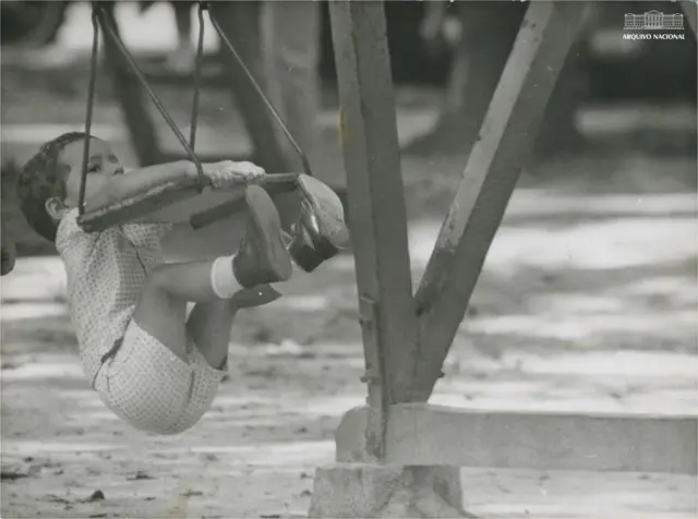 Menino em balanço em praça de Botafogo, no Rio, em 1966