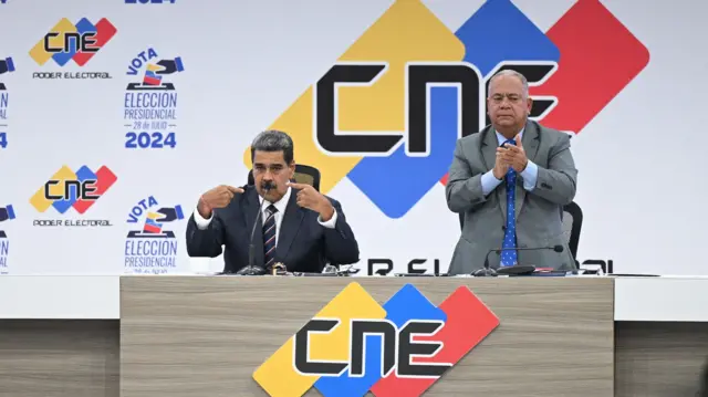 Maduro junto ao presidente do CNE, Elvis Amoroso