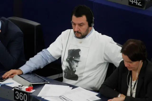 Matteo Salvini com uma camiseta com a cara de Putin no Parlamento Europeu