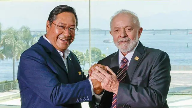 O presidente boliviano Luis Arce e o presidente brasileiro Luiz Inácio Lula da Silva de mãos dadas