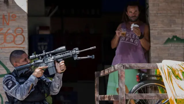 Policial na favela da Rocinha, no Rio