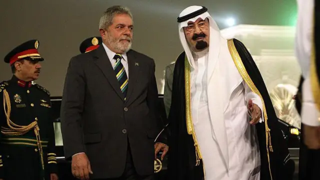 O presidente brasileiro Lula com o rei Salman em visita a Riad 