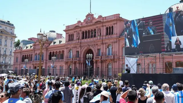 Apoiadores de Milei em frente à Casa Rosada