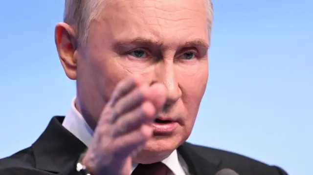 Putin durante discurso da vitória após eleições na Rússia