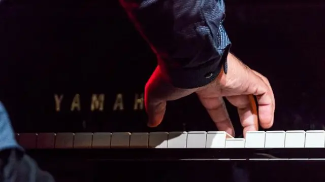 Pessoa tocando piano