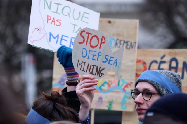 Ativistas participam de uma manifestação 'Look Down action' para impedir a mineração em alto mar