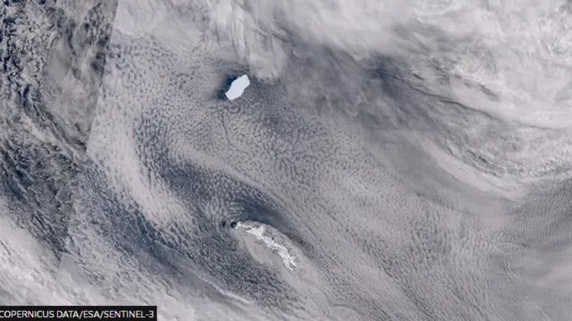 Imagem aérea mostra o iceberg D28
