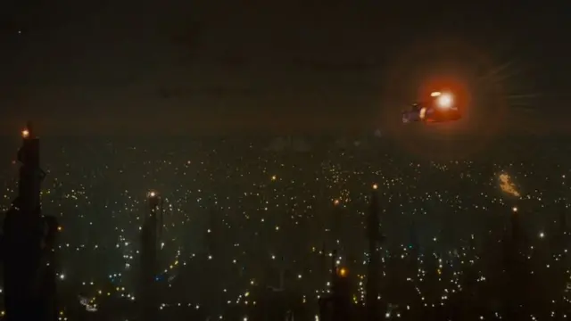 cena de blade runner com carro voador e céu escuro