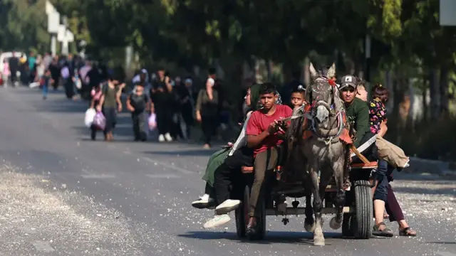 Crianças andam em carroça em Gaza