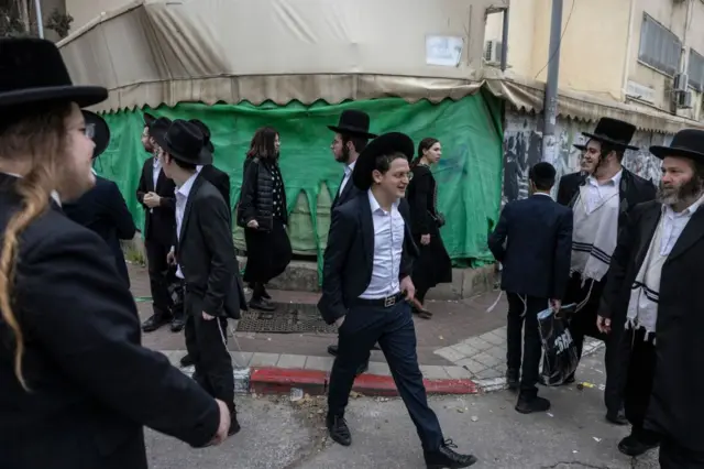 Judeus ultraortodoxos na rua