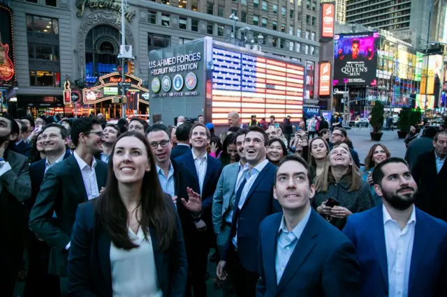 Pessoas acompanham do de fora da bolsa de Nova York