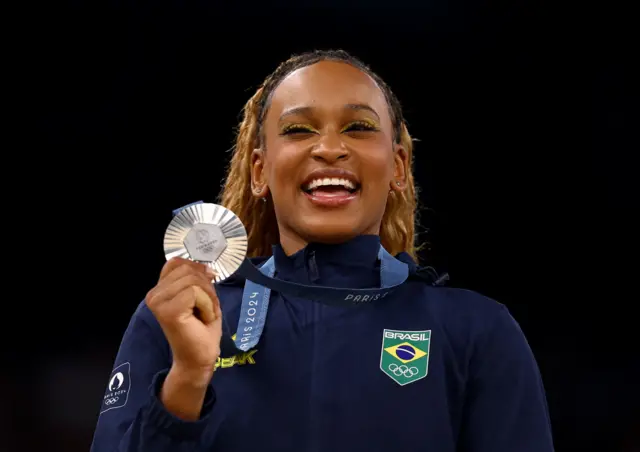 Rebeca Andrade  segura medalha de prata 