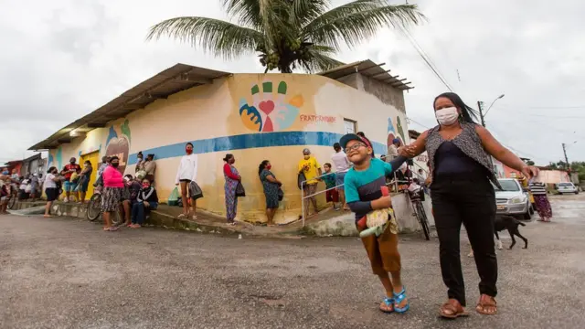 Todos os dias os moradores fazem fila do lado de fora do refeitório de Maceió, administrado por Alessandra e os outros cuidadores