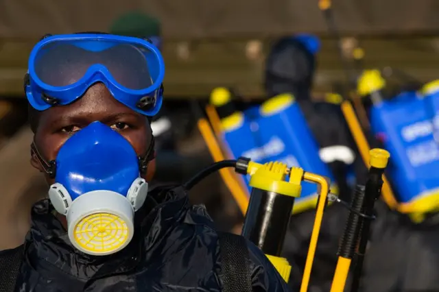 Soldados preparam equipamentos par aplicar pesticidas em Uganda