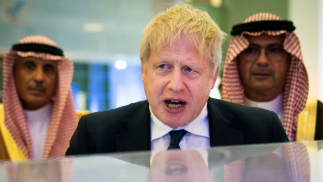 O primeiro-ministro britânico Boris Johnson faz um discurso na Arábia Saudita, com dignitários sauditas ao fundo