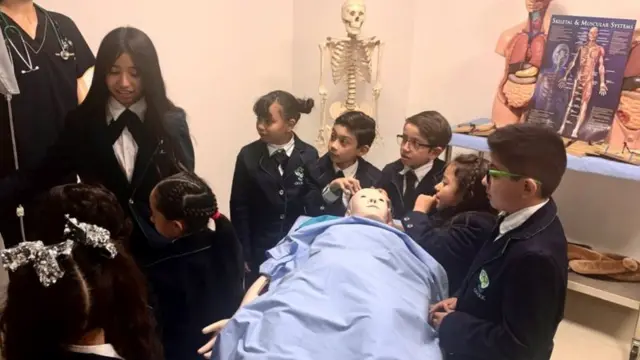 Os alunos aprendem alguns conhecimentos de medicina no centro