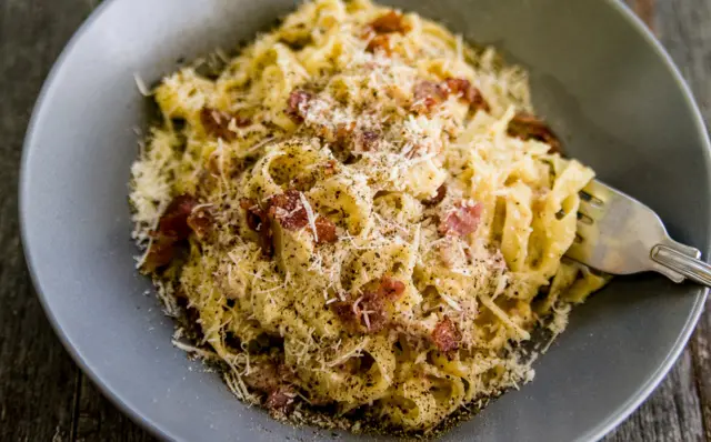 Prato de macarrão à carbonara