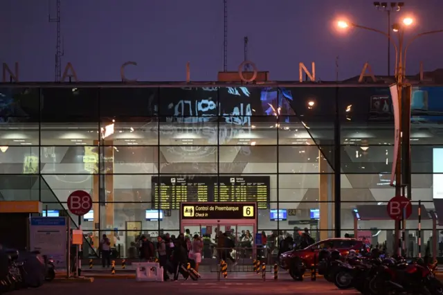 Foto externa do aeroporto Jorge Chávez, em Lima