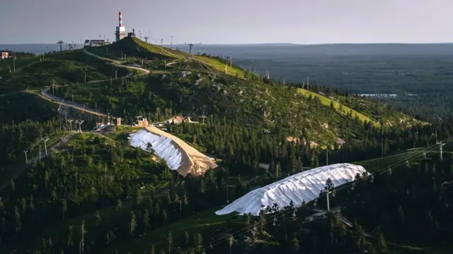 Montes de neve cobertos por mantas de poliestireno