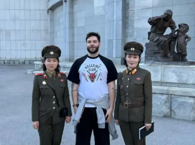 Um turista russo na Coreia do Norte acompanhado por duas mulheres militares