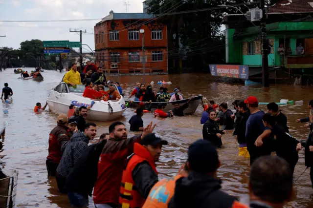 Pessoas sendo resgatadas
