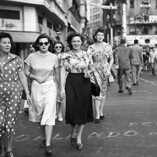 Lutadoras de luta livre no centro de São Paulo, 1950. Foto para a reportagem "As belas viram feras", O Cruzeiro, ano XXII, n. 50, 30.09.1950