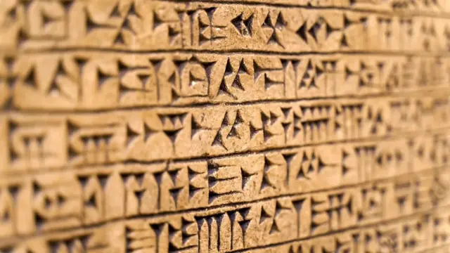 Uma parede com escritas cuneiforme, utilizada pelos sumérios