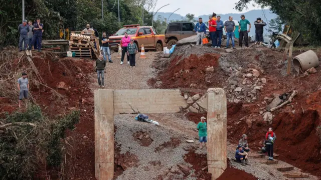 Ponte destruída, apenas as bases são visíveis