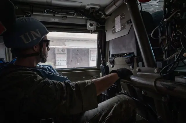 Um soldado da tropa espanhola das Forças Interinas das Nações Unidas no Líbano (UNIFIL) em um veículo militar patrulhando ao longo da fronteira perto de Kfarkela. 