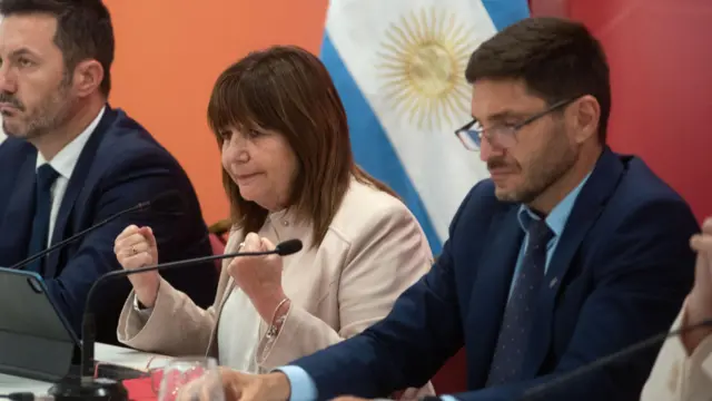 A ministra da Segurança Nacional, Patrícia Bullrich, e o governador de Santa Fé, Maximiliano Pullaro, lideram a luta contra o tráfico em Rosário