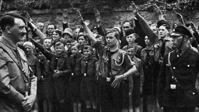 Hitler sendo reverenciado por um grupo de jovens apoiadores do nazismo