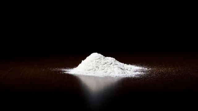 Cocaína sobre a mesa