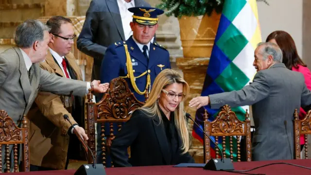 A presidente interina da Bolívia, Jeanine Anez, em coletiva de imprensa nesta segunda (30)