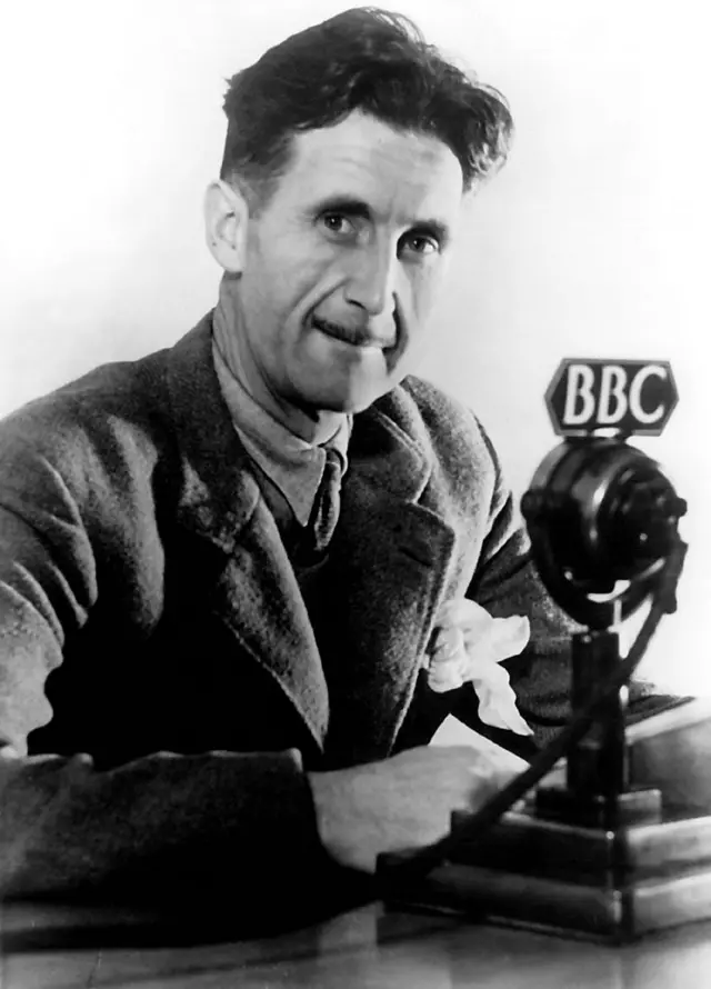 Orwell em foto de 1940, de autor desconhecido, em 