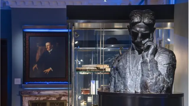 As cinzas de Tesla e seus pertences pessoais estão guardados no Museu Nikola Tesla em Belgrado, na Sérvia