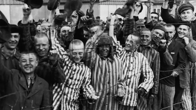 Prisioneiros de Dachau comemoram chegada de soldados que foram libertá-los