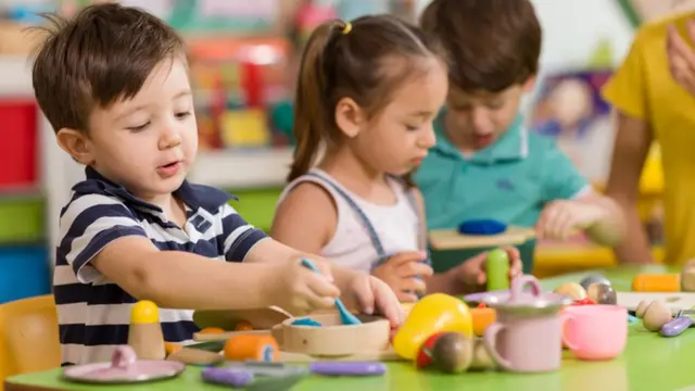 Criança brincando de fazer comida